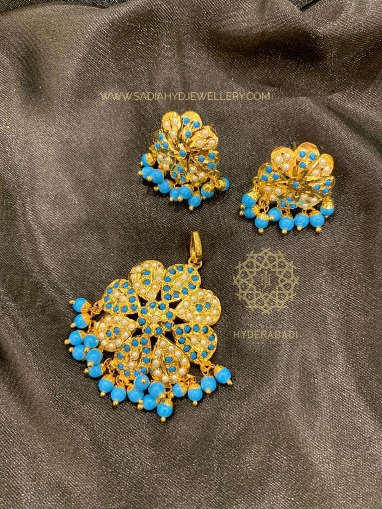 Saleha Firoza White Pendant Set