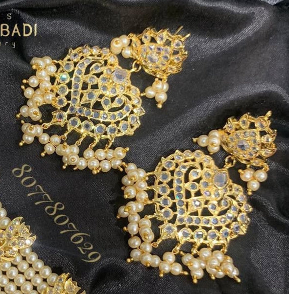 Aiza Choker Set with Earrings in Golden Pearl