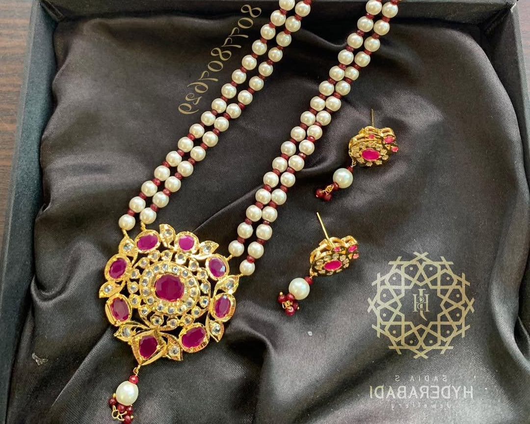 Afsa Red White Pendant Set