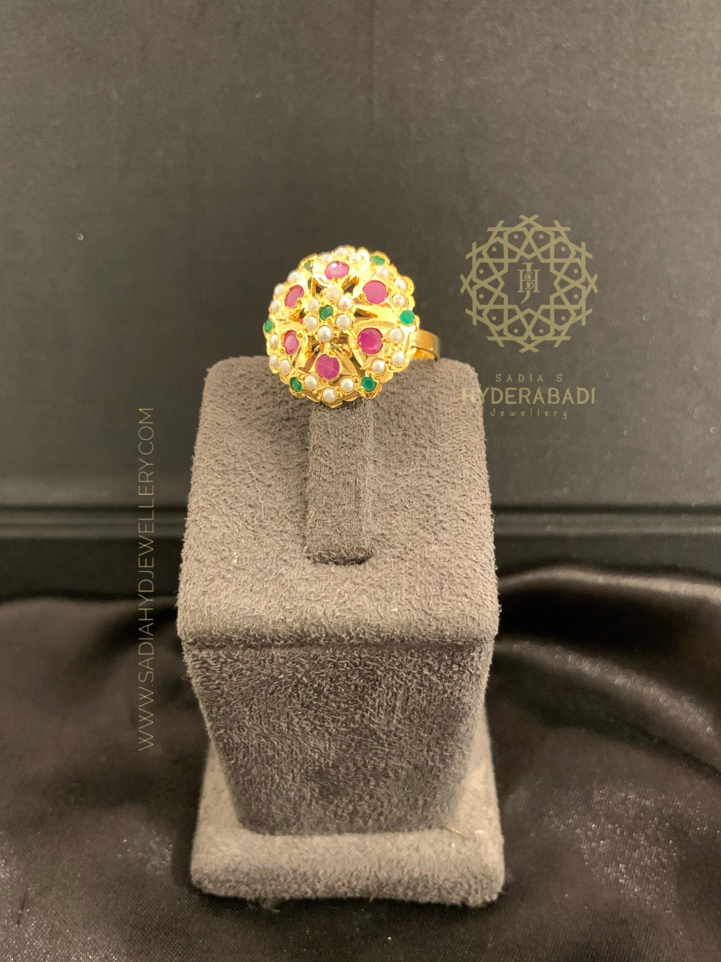 Mizna Red Green Finger Ring