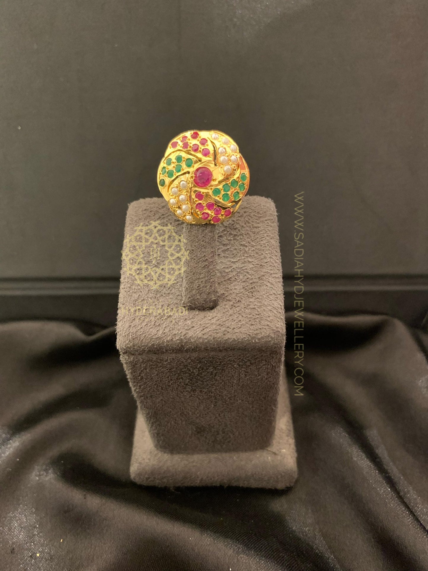 Muzna Red Green Ring