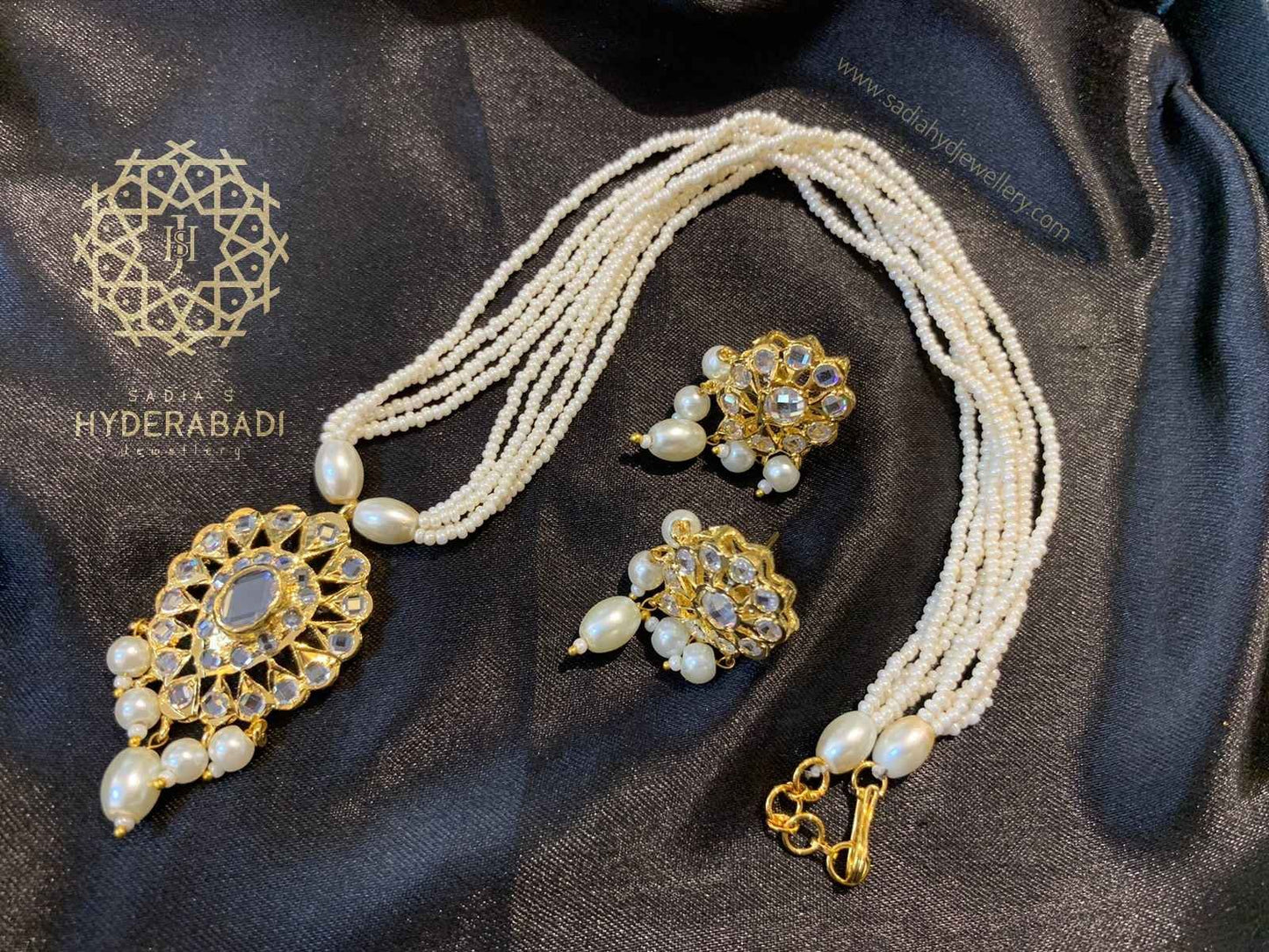 Namra White Pendant Set