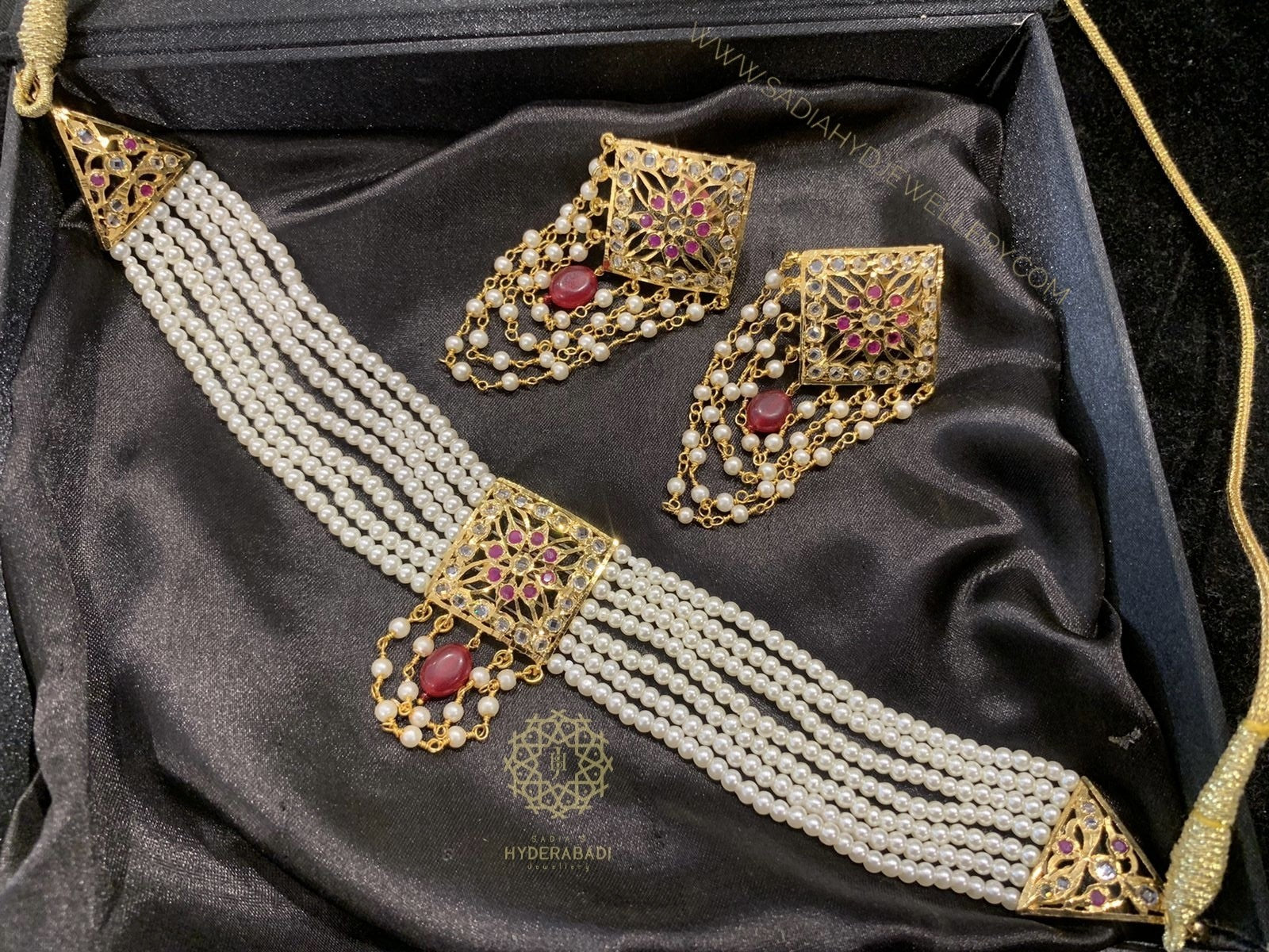 Shaheen Red White Square Guluband Set - Main Image