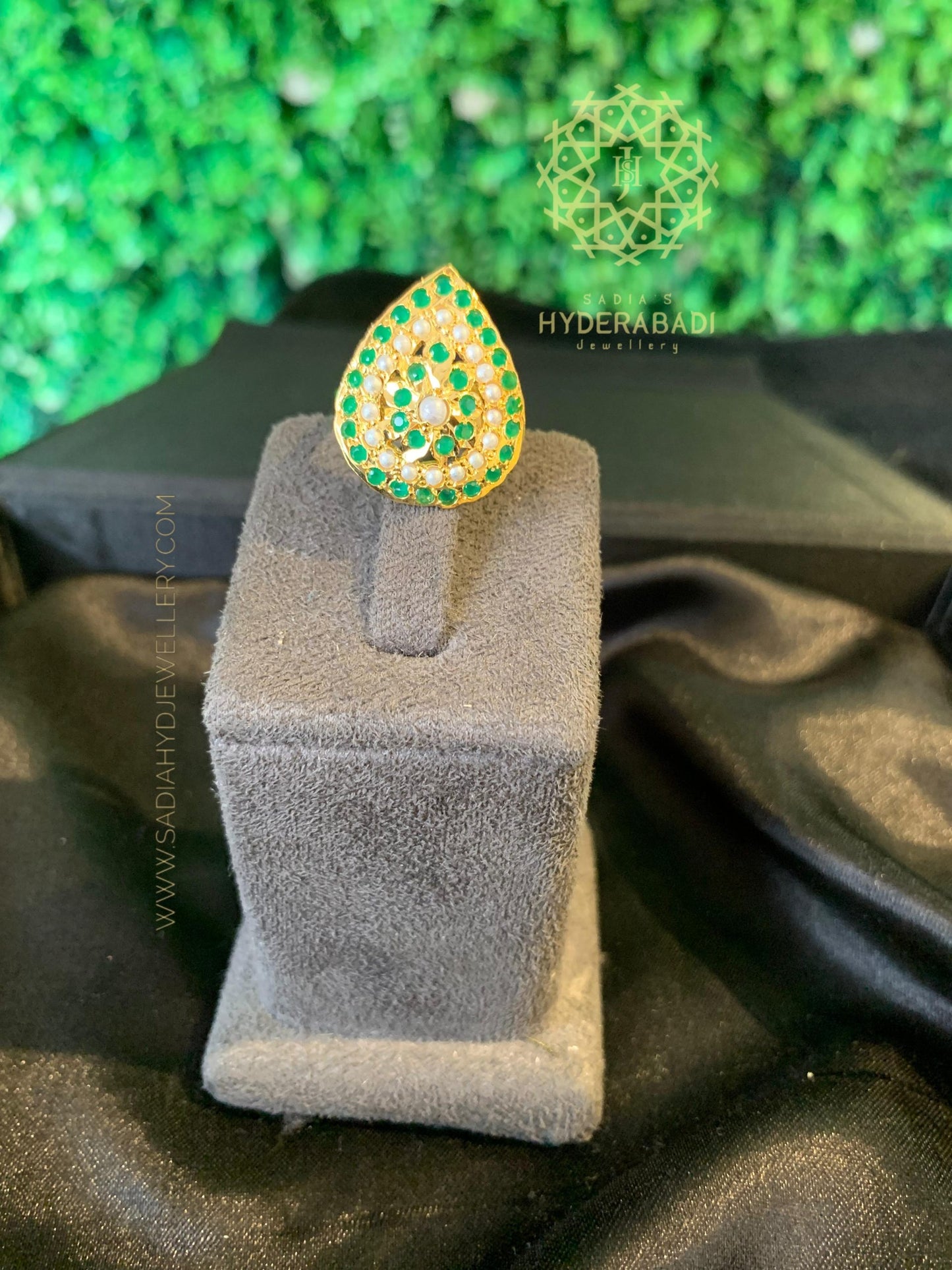 Soham Green Finger Ring