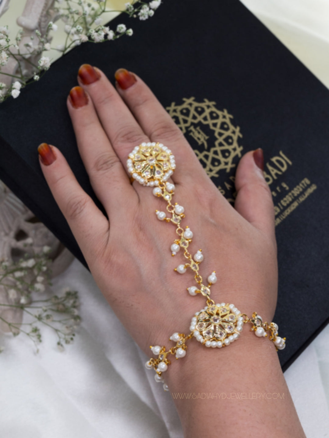 Talha White Delicate Hathphool