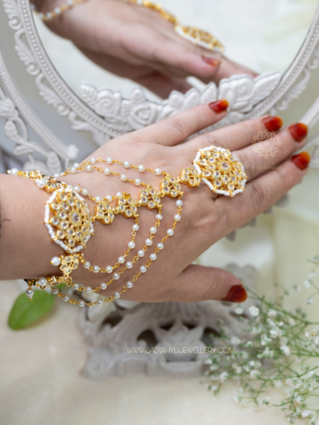 Wajida White Hathphool