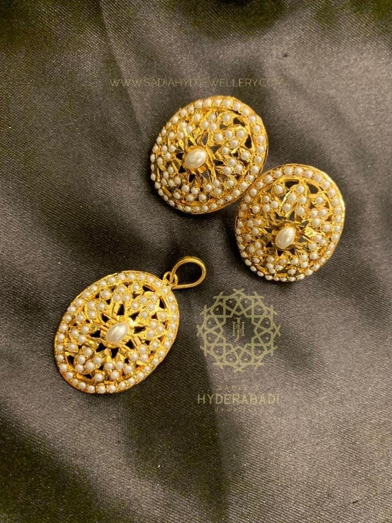 Sabeen White Pendant Set