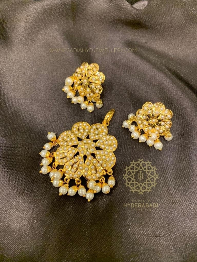 Saleha White Pendant Set