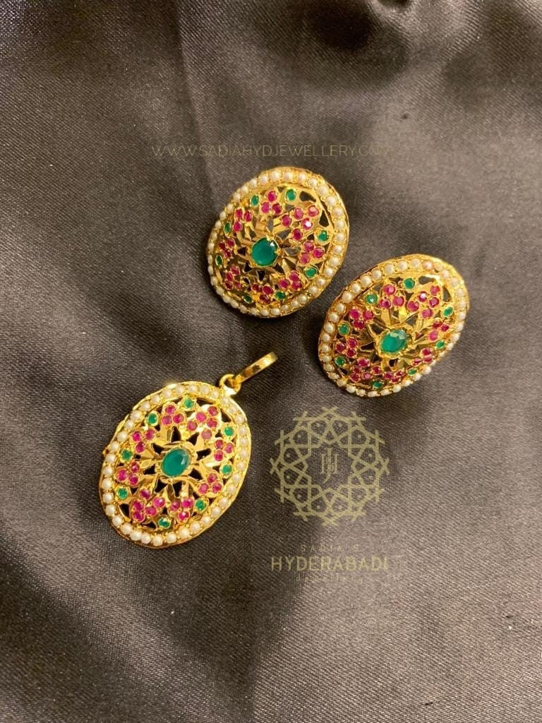Sabeen Red Green Pendant Set