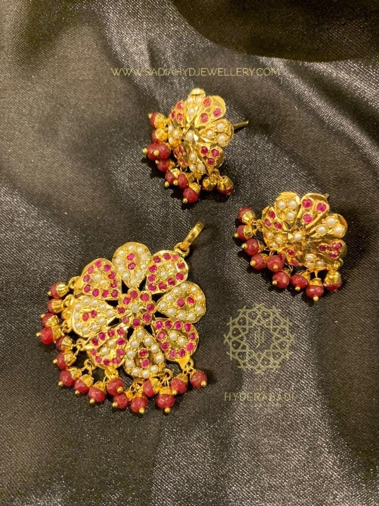 Saleha Red White Pendant Set