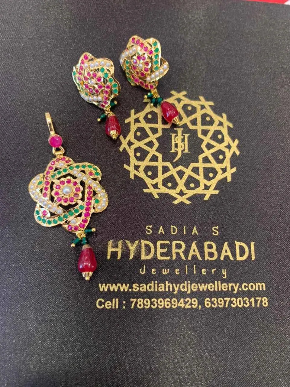 Mehreen Pendant Set in a Combination of Red, Green and White