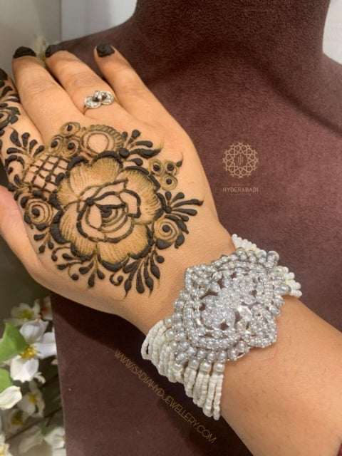 Yumna Zaidi White Jadau Silver Plated Bracelet