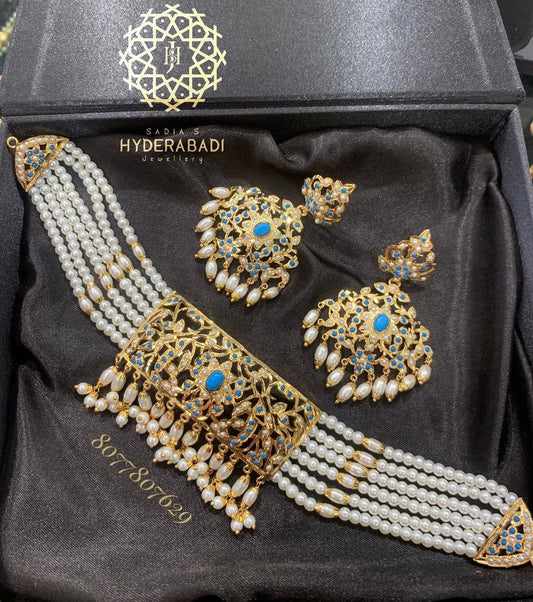 Amara Jadau Firoza White Choker Set with Matching Earrings