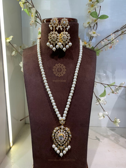 Ariza White Pendant Set