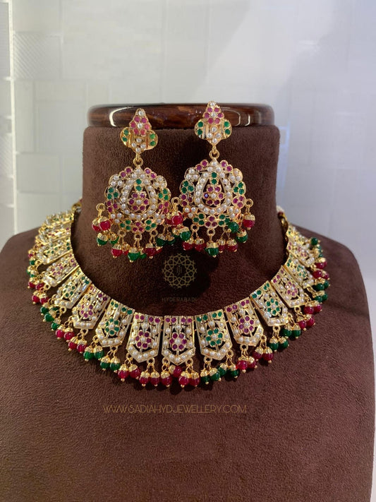 Rasha Red Green Necklace Set