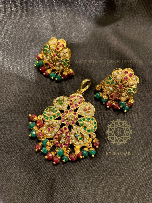 Saleha Red Green Pendant Set