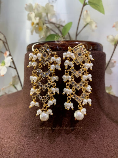 Shiza White Necklace