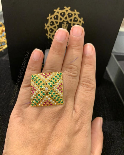 Soha Red Green Finger Ring