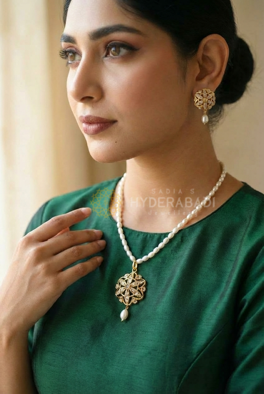 Unaiza White Pendant Set