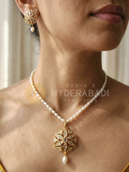 Unaiza White Pendant Set