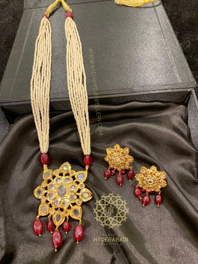 Sahiba Red White Star Pendant Set